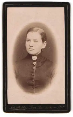 Fotografie Joh. Richler, Steyr, Bahnhofstrasse, Porträt einer jungen Frau