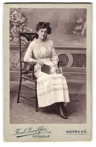 Fotografie Ferd. Zwölfer, Weitra, Sitzende Frau mit Buch