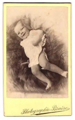 Fotografie Photographie Bruère, Metz, Rattenthurmstrasse 8, Kleinkind auf Fell