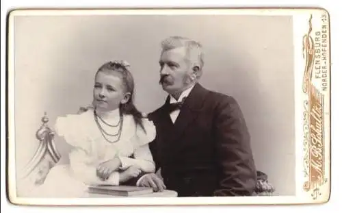 Fotografie M. B. Schultz, Flensburg, Norderhofenden 13, Porträt eines Mannes mit jungem Mädchen