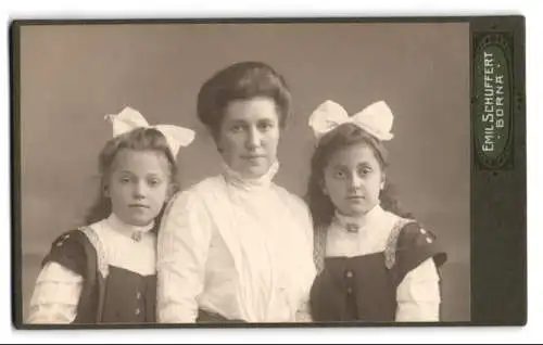 Fotografie Emil Schuffert, Borna, Bahnhofstrasse 37, Porträt einer Frau mit zwei Mädchen