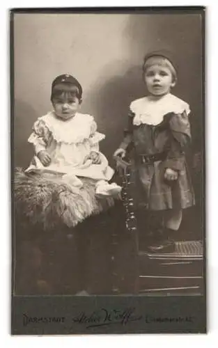 Fotografie Atelier Wolff, Darmstadt, Elisabethenstrasse 42, Zwei Kinder in eleganter Kleidung