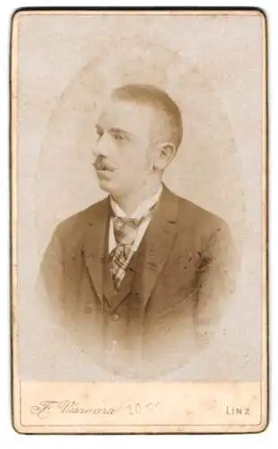 Fotografie F. Vismara, Linz, Altstadt 17, Porträt eines Herren mit Schnurrbart