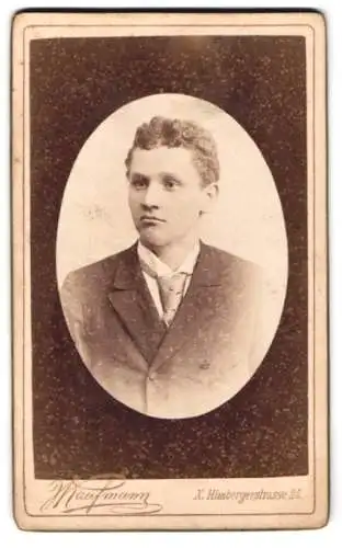 Fotografie J. Kaufmann, Wien, Himbergerstrasse 25, Porträt eines jungen Mannes