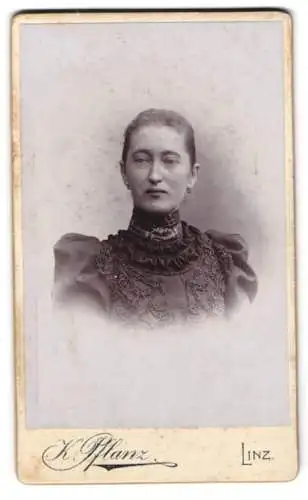 Fotografie Karl Pflanz, Linz, Graben 30, Porträt einer Dame mit elegantem Kleid