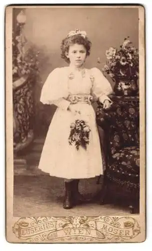 Fotografie Eusebius Moser, Wien, Gumpendorferstrasse 161, Mädchen mit Blumenstrauss