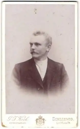 Fotografie G. J. Koch, Schleswig, Lollfuss 24, Porträt eines Mannes im Anzug