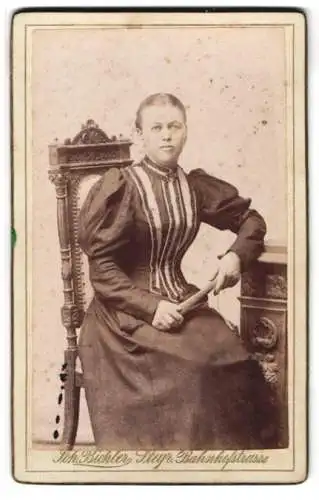 Fotografie Joh. Bichler, Steyr, Bahnhofstrasse, Frau in elegantem Kleid