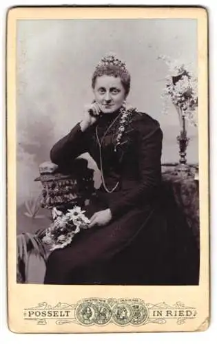 Fotografie Posselt, Ried, Porträt einer Frau mit Blumenarrangement