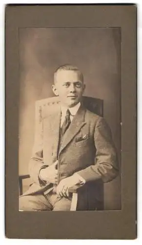 Fotografie Herr Krausse Nachf. Carl Pagels, Treuen i. V., Bahnhofstr., Mann im Anzug