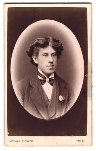 Fotografie Johann Bichler, Steyer, Eleganter junger Mann mit Blumenbrosche