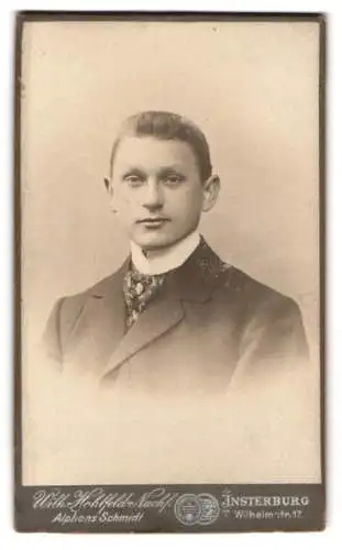 Fotografie Wilh. Hohfeld Nachf., Insterburg, Wilhelmstr. 17, Porträt eines jungen Mannes