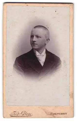 Fotografie Albr. Dose, Hadersleben, Bischofstrasse, Porträt eines jungen Mannes