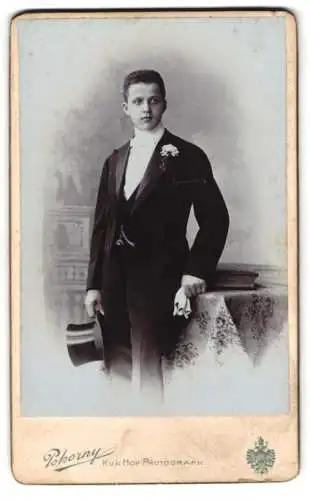 Fotografie Rupert Pokorny, Wien, Graben 17, Eleganter Herr im Anzug