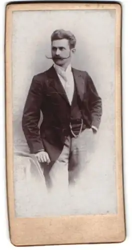 Fotografie unbekannter Fotograf und Ort, Eleganter Herr im Anzug