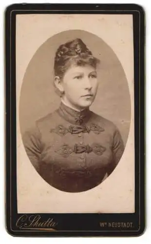 Fotografie C. Skutta, Wr. Neustadt, Bahngasse 27, Porträt einer jungen Frau
