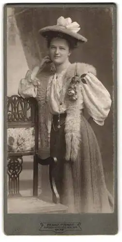 Fotografie Franz Pirnat, Graz, Schönaugasse 9, Elegante Dame mit Hut und Pelzstola