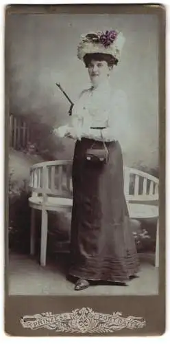 Fotografie Prinzess Portrait, Ort unbekannt, Elegante Dame mit Blumenschmuck