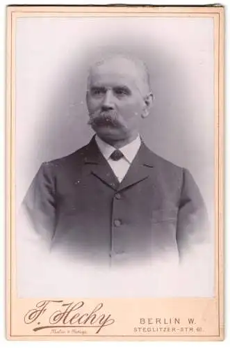 Fotografie F. Hechy, Berlin, Steglitzer-Str. 61, Porträt eines älteren Herrn mit Bart
