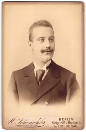 Fotografie H. Schmuckler, Berlin, Königstrasse 52, Porträt eines eleganten Mannes