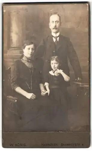 Fotografie W. König, Hannover, Bahnhofstr. 4, Familienporträt mit kleinem Kind