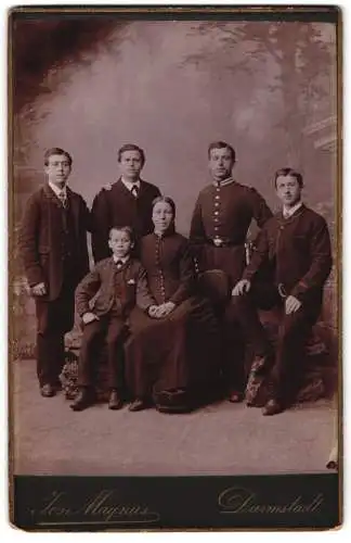 Fotografie Jos. Magnus, Darmstadt, Familie mit Offizier und Kind
