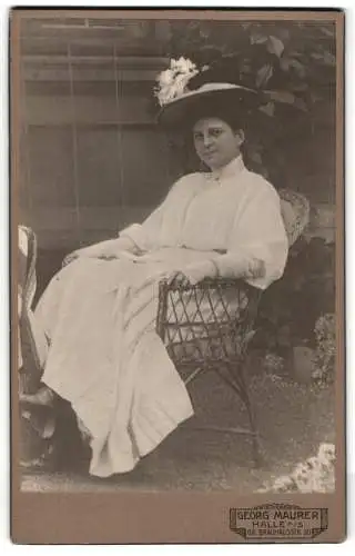 Fotografie Georg Maurer, Halle, Grosse Brauhausstr. 30, Dame im eleganten Kleid