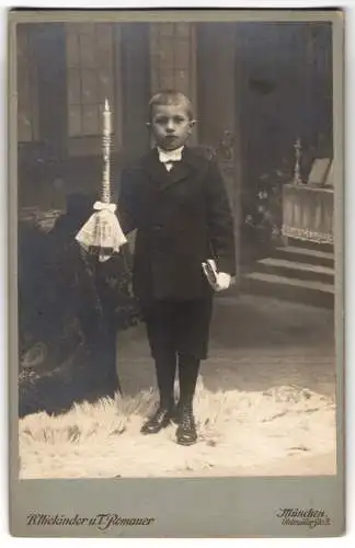 Fotografie B. Nieländer, München, Ohlmüllerstrasse 3, Junge mit Kerze und Buch
