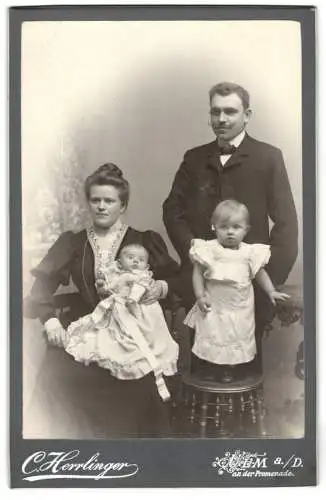 Fotografie C. Herrlinger, Ulm, An der Promenade, Familienportrait mit zwei Kindern