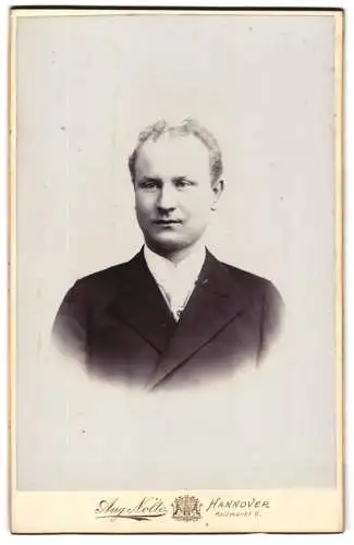 Fotografie Aug. Nolte, Hannover, Holzmarkt 6, Porträt eines eleganten Herrn