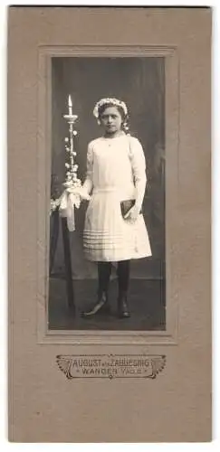 Fotografie August von Zabuesnig, Wangen, Mädchen mit Buch und Kerze