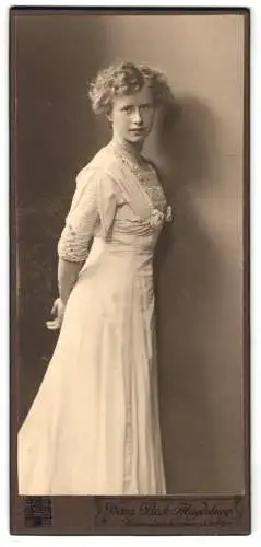 Fotografie Franz Beck, Magdeburg, Himmelfahrtstrasse 15/16, Porträt einer jungen Frau in elegantem Kleid
