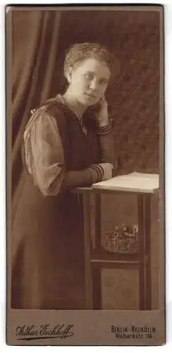 Fotografie Arthur Eichhoff, Berlin-Neukölln, Richardstr. 116, Junge Frau im nachdenklichen Moment