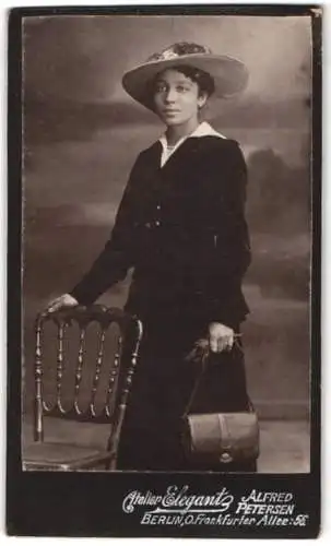 Fotografie Alfred Petersen, Berlin, Frankfurter Allee 56, Elegante Dame mit Hut