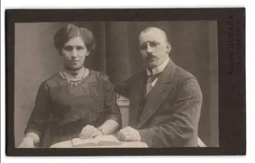 Fotografie Atelier Schark, Süderbrarup, Elegantes Paar am Tisch