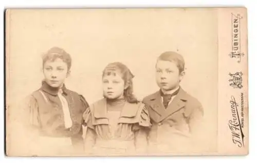 Fotografie J.W. Hornung, Tübingen, Uhlandstrasse 11, Drei Kinder im Portrait