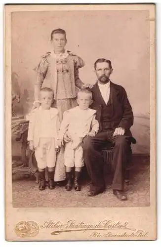 Fotografie Santiago de Castrol, Rio Grande do Sul, Rua Pedro 2º 173, Familienporträt mit zwei Kindern