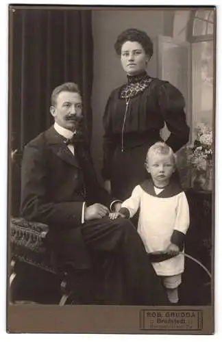 Fotografie Rob. Grudda, Bredstedt, Bahnhofstrasse 2a, Familienportrait mit Kind