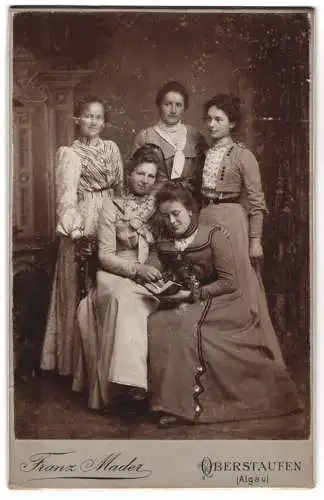 Fotografie Franz Mader, Oberstaufen, Gruppenporträt von fünf Damen