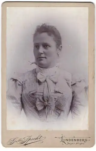 Fotografie Gabr. Specht, Lindenberg, Porträt einer elegant gekleideten Frau