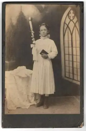 Fotografie unbekannter Fotograf und Ort, Mädchen in weissem Kleid mit Kerze und Buch