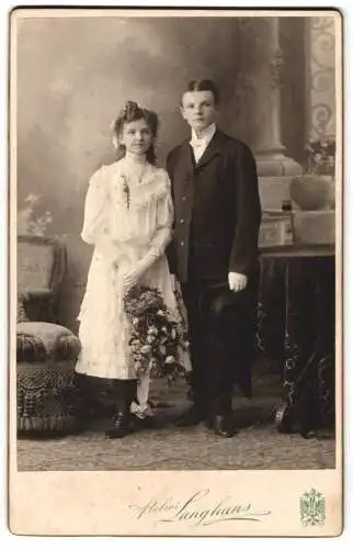 Fotografie Atelier Langhans, Budweis, Parkstrasse 40, Elegantes Paar mit Blumenstrauss