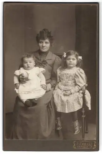 Fotografie J. Preiss, Wangen, Mutter mit Kindern