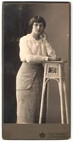 Fotografie Gust. A. Abel, Werder a. Havel, Frau an Tisch