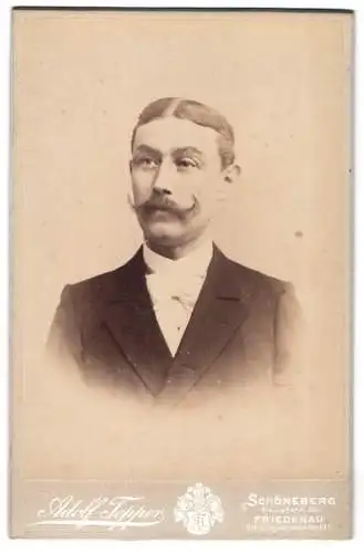 Fotografie Adolf Tepper, Schöneberg, Hauptstr. 22, Porträt eines Herrn mit markantem Schnurrbart