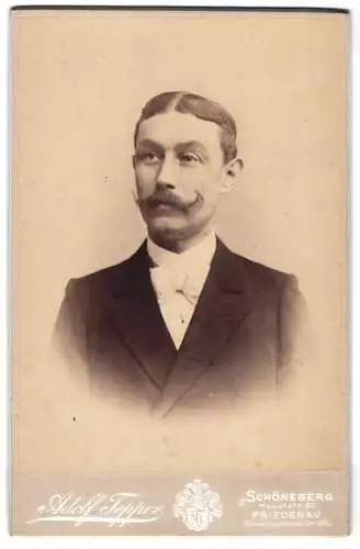 Fotografie Adolf Tepper, Schöneberg, Hauptstrasse 22, Porträt eines eleganten Herrn mit Schnurrbart