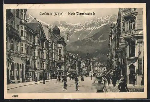 AK Innsbruck, Maria Theresien-Strasse, Partie mit Fahrradfahrern, Säulendenkmal