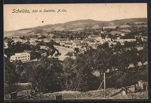 AK Scheibbs /N. Ö., Ortsansicht mit Fernblick von einem Berg aus