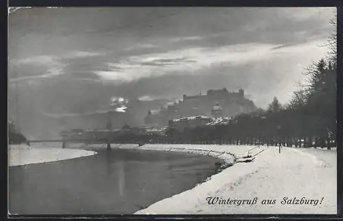 AK Salzburg, Flusspartie bei Dämmerung, mit Brücke u. Stadtpanorama, Wintergruss