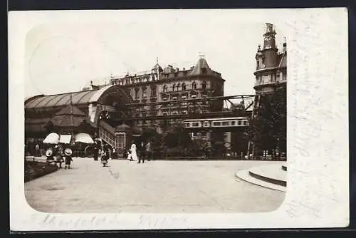 AK Elberfeld, Hochbahn-Bahhof Döppersberg mit fahrender Schwebebahn